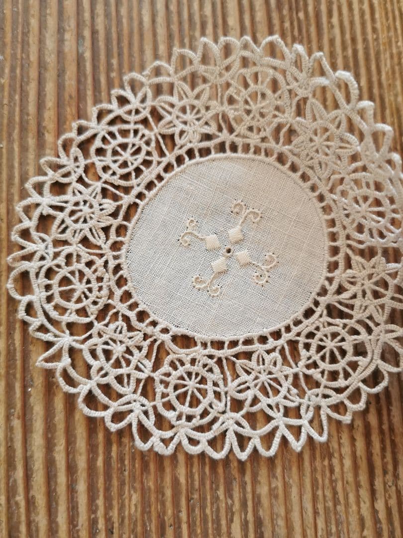 アンティーク イタリア レティシアレース刺繍 花のニードルワーク リネンドイリー