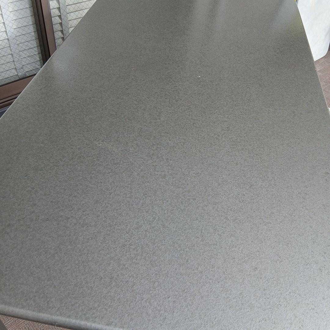 グレーの金属製ダイニングテーブル