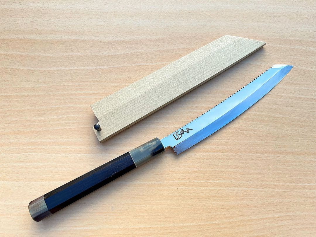 未使用 超鋼スーパー本焼 六寸 ギザ 切付型 黒檀 上下白水牛 鞘付き 城山刃物