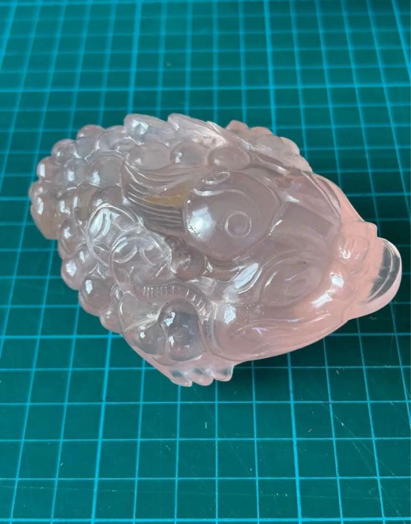 【天然石】超高品質 ローズクォーツ 銭がえる銭蛙 縁起物 彫り物 手彫り敷物付き