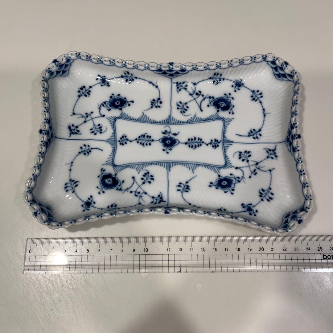 ロイヤルコペンハーゲン　青い花柄の白磁皿 約25cm