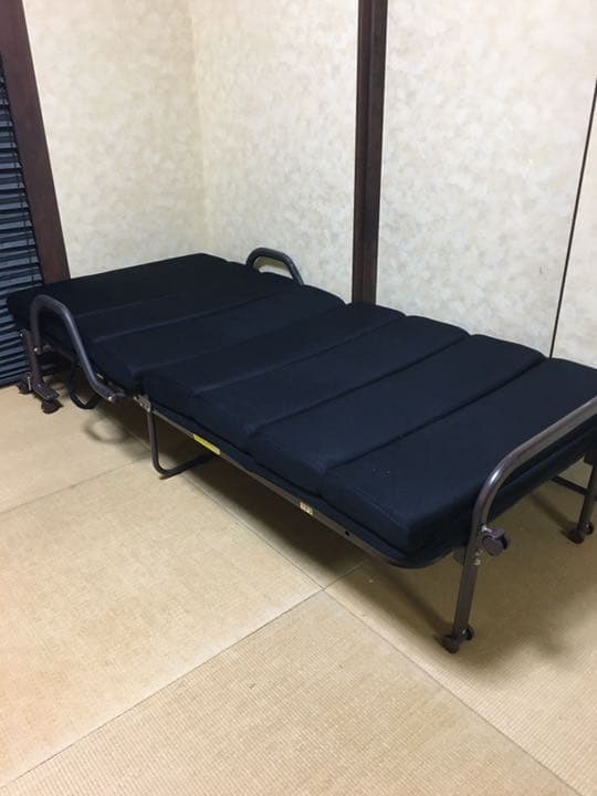 折りたたみベッドです(今なら「布団一式セット」お付け致します