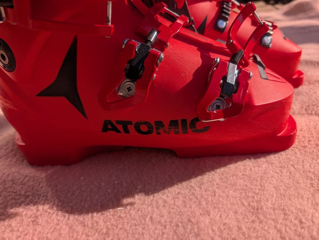 ATOMIC スキーブーツ レッド