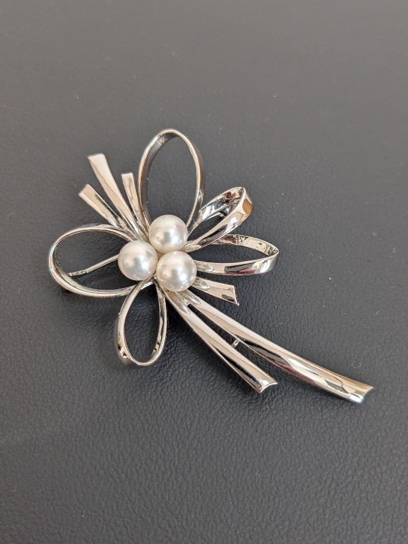 ゆ*い様 MIKIMOTO　リボンデザイン シルバーブローチ パール付き