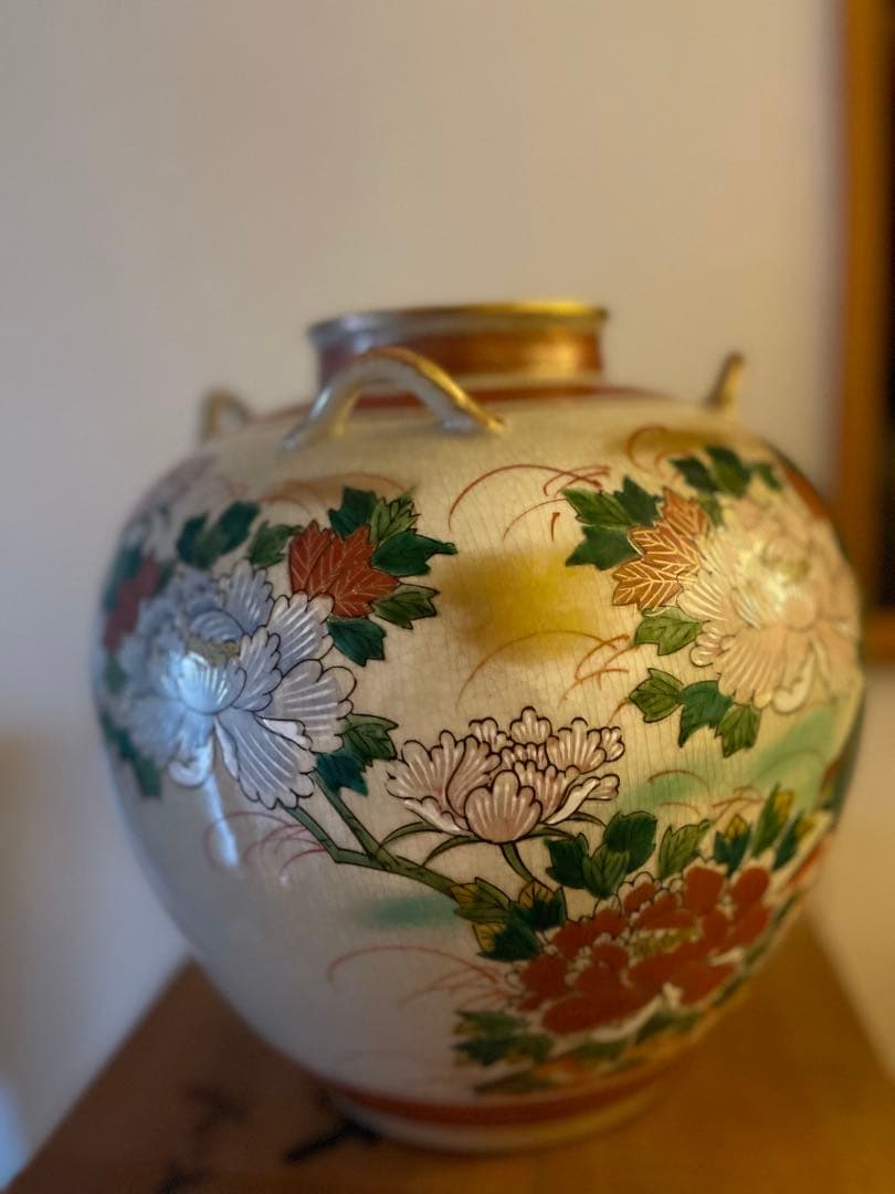 伝統的な日本の花瓶 金彩 花柄