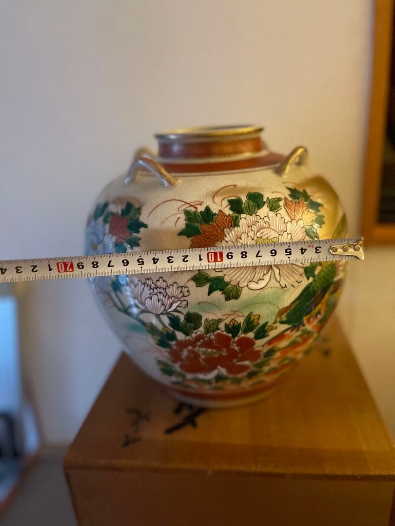 伝統的な日本の花瓶 金彩 花柄