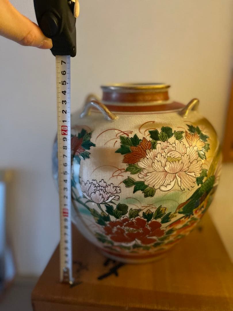 伝統的な日本の花瓶 金彩 花柄