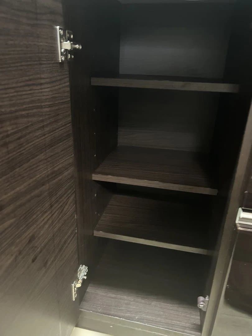 ダークブラウン木製カップボード