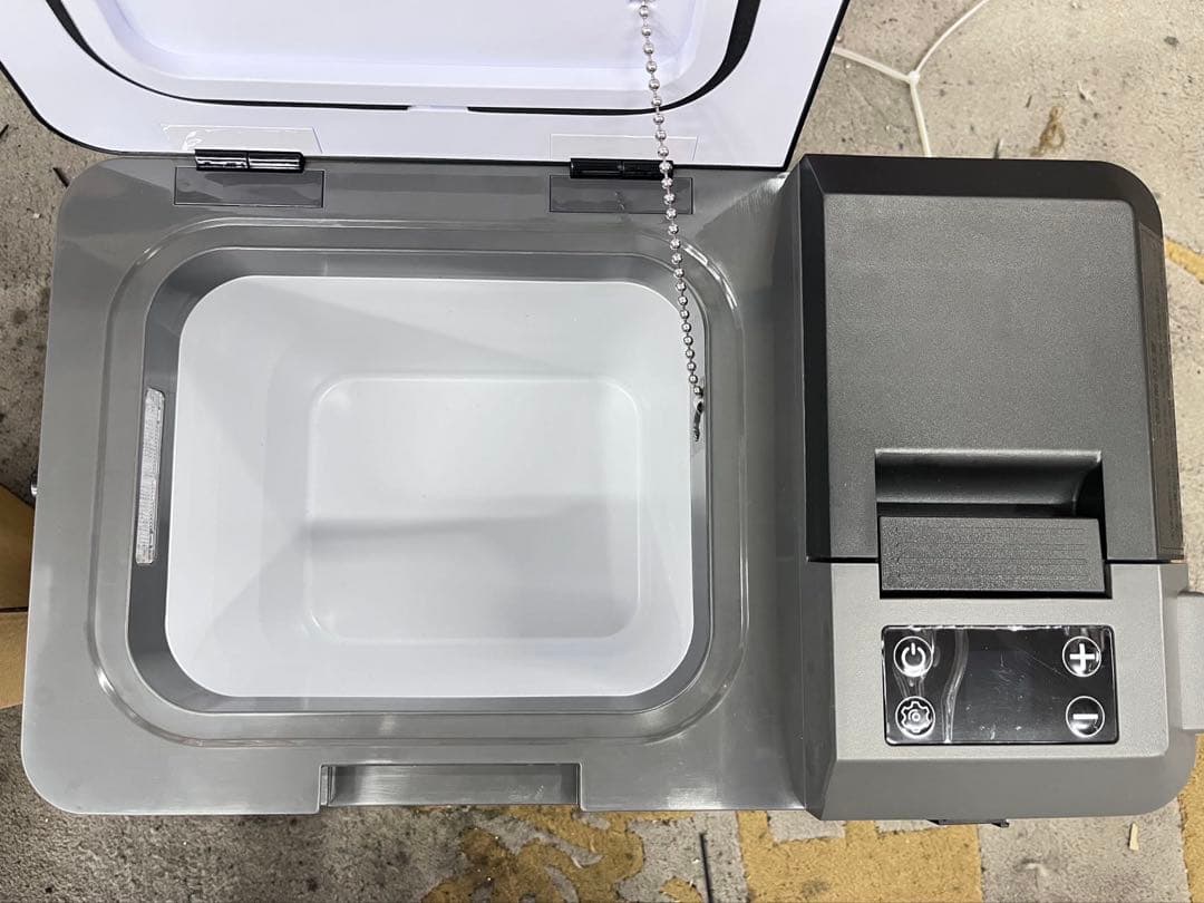 車載冷蔵庫 9L -20℃～10℃ 45W 12V/24V/バッテリー付きです
