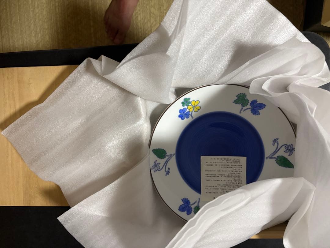 青い花柄の大皿　宮内庁御用達　深川製磁　直径28cm 高さ4.5cm 新品