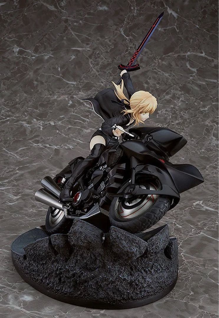 アルトリア・ペンドラゴン〔オルタ〕＆キュイラッシェ・ノワール 1/8 フィギュア
