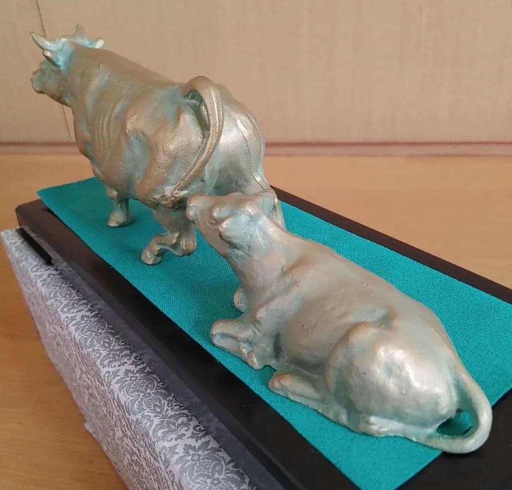 金色の牛と子牛の置物