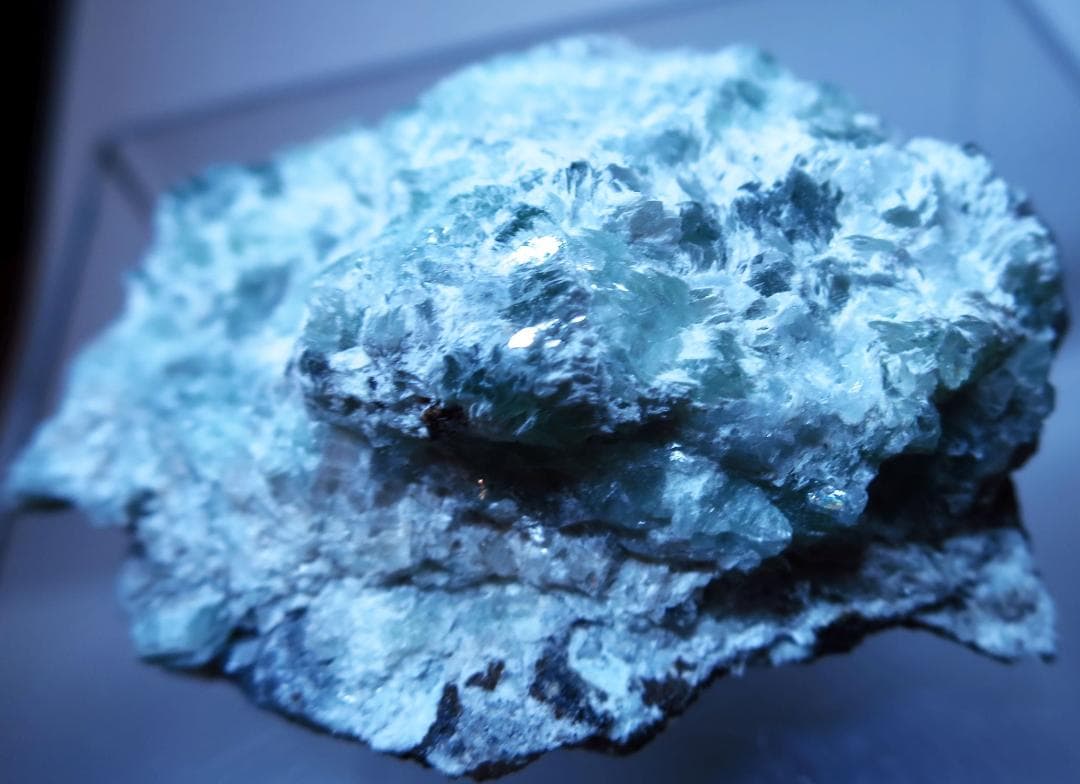 ターブッタイト ターブット石Tarbuttite 　蛍光鉱物　鉱物標本