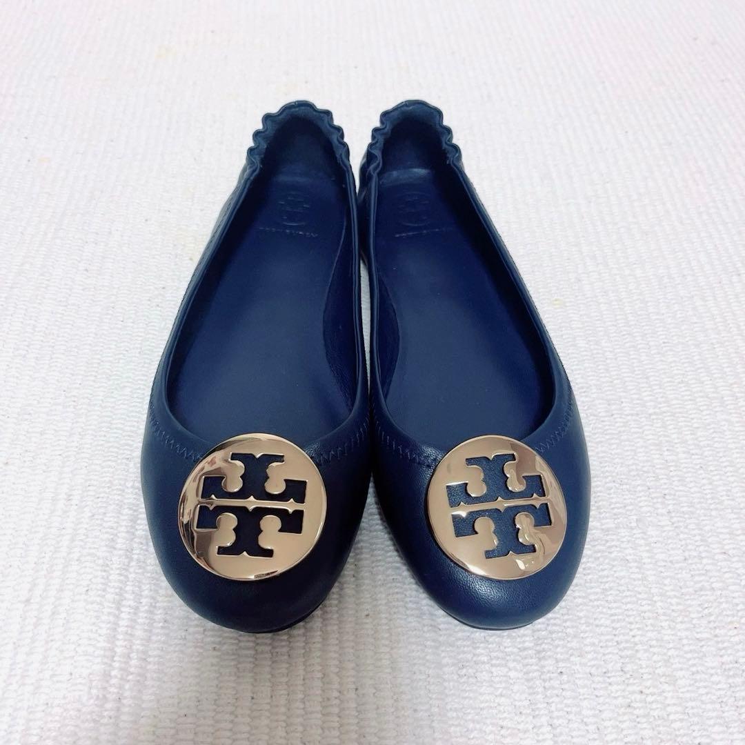 美品　トリバーチ　フラットシューズ　　メタルダブルTゴールド金具　ナパレザー　紺