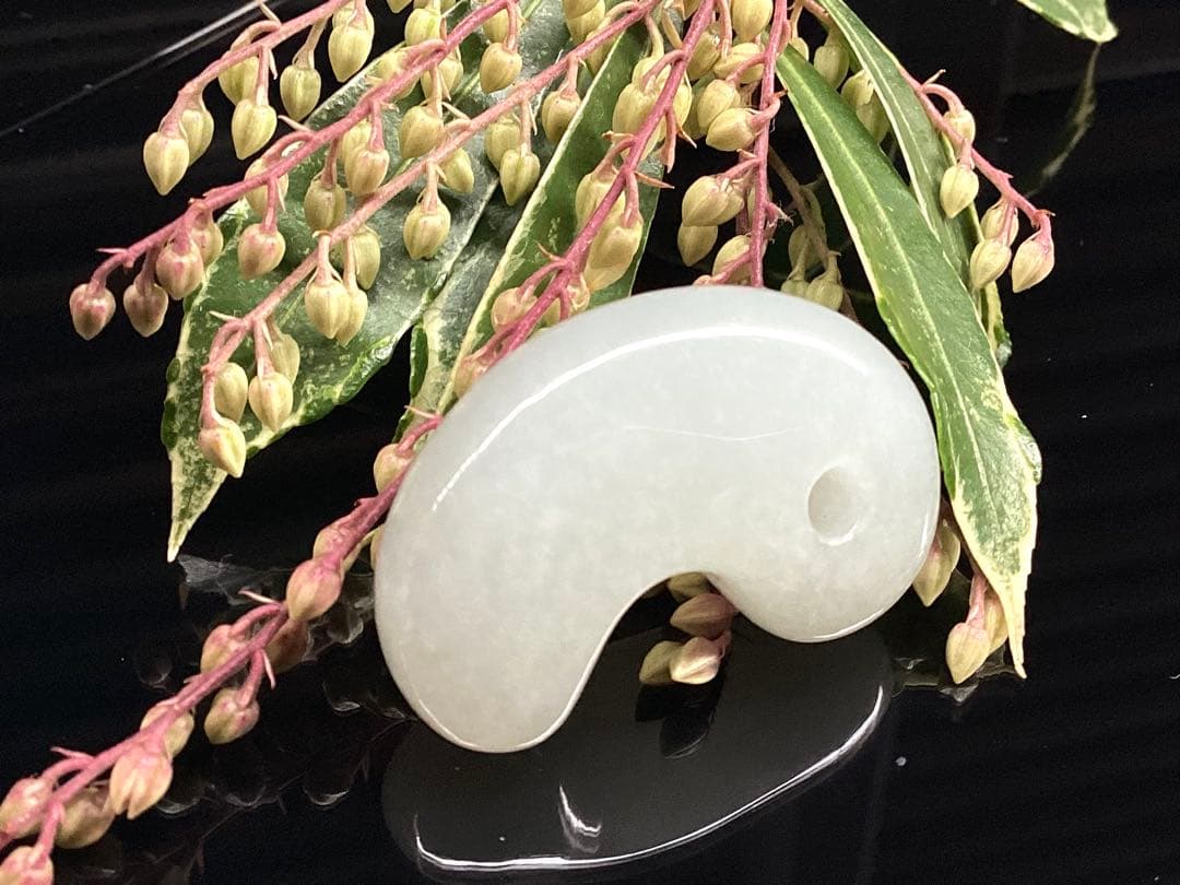 ✳氷翡翠*アイスジェダイトの最高峰の勾玉‼️ 品質*お値段比べてください‼️鑑別書付