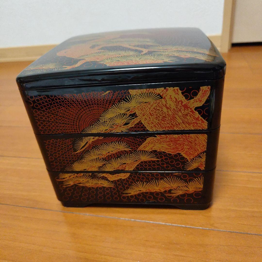 木製三段重箱 金色と赤色の松の模様