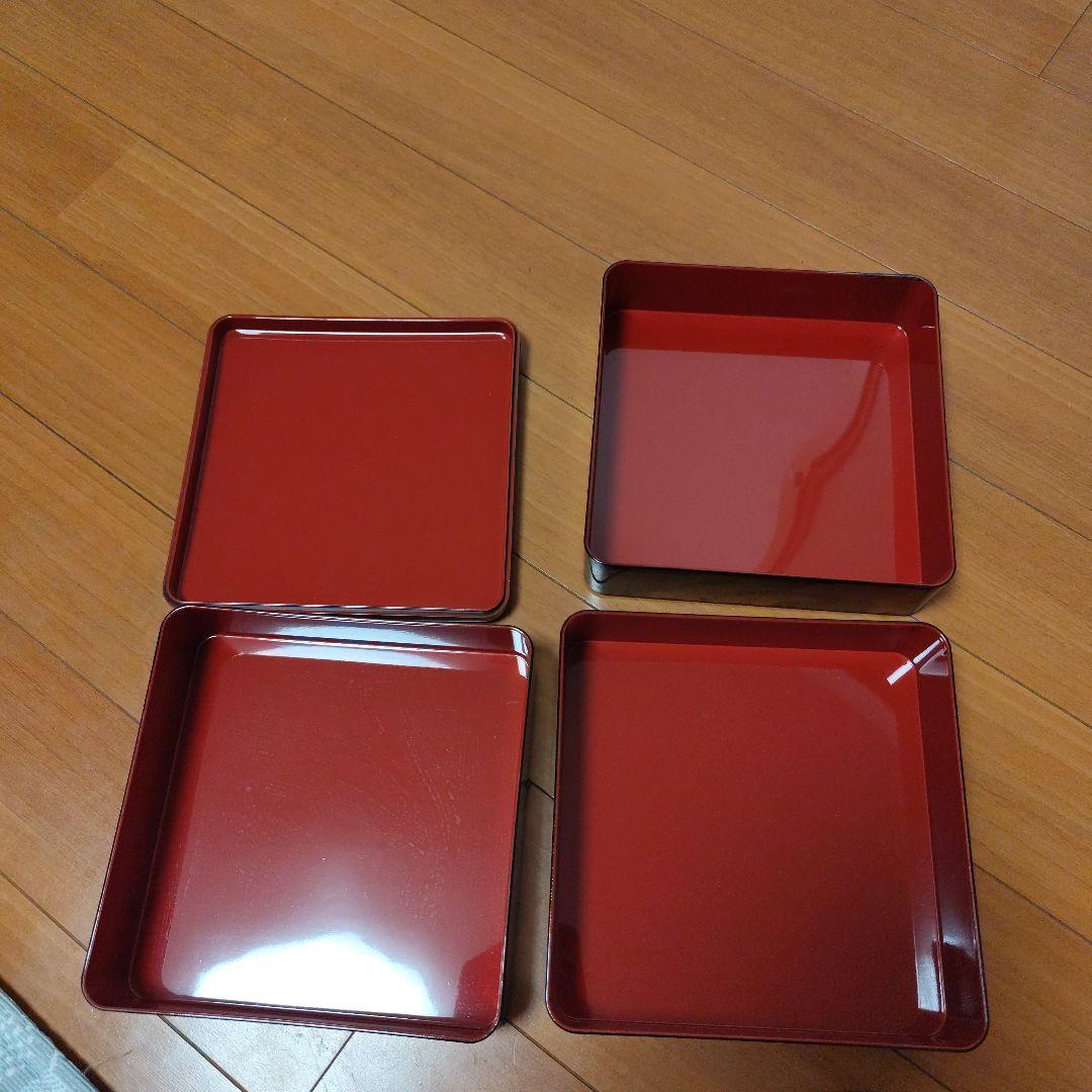 木製三段重箱 金色と赤色の松の模様