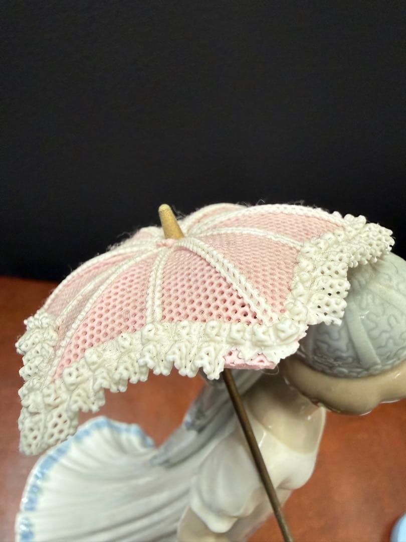 リヤドロ フィギュリン 傘を持つ女性 展示保管品