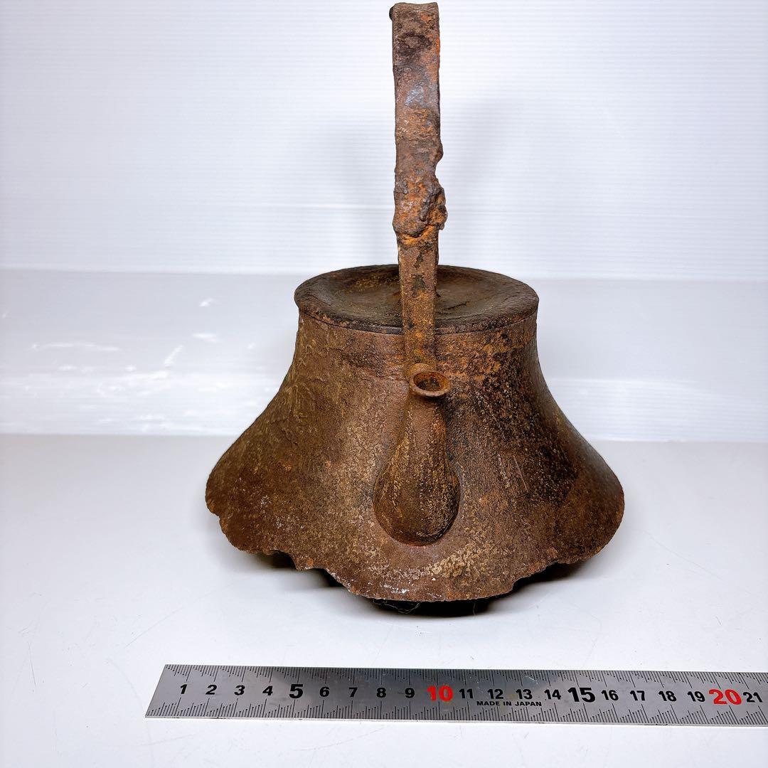 骨董品 南部有坂造　富士形鉄瓶 花草絵図 南部鉄瓶 南部鉄器 在銘 名匠