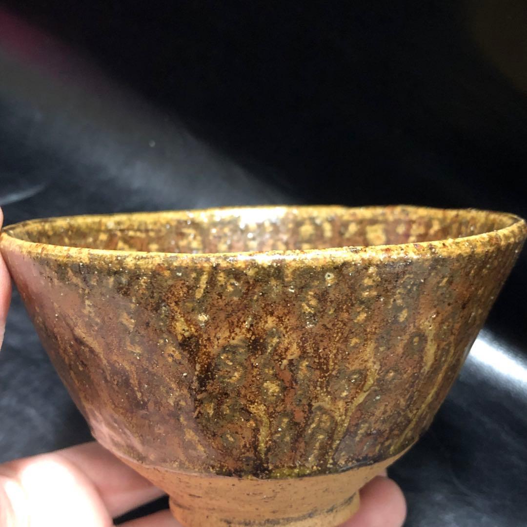 究極の美◆蔵から美しいマダラの荒々しい釉薬のかけられた抹茶茶碗が出て来ました。
