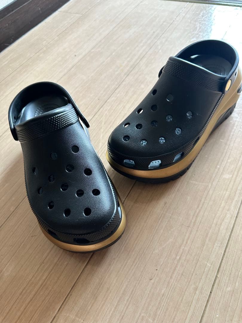crocs MEGA CRUSH LLIC CLOG ブラック/ゴールド