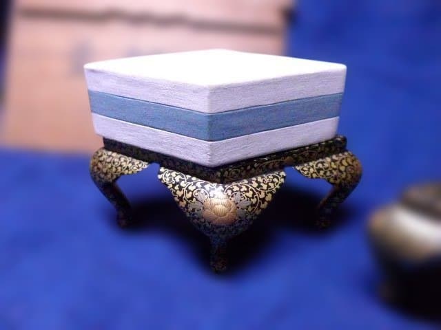 素晴らしい蒔絵と作りの良い菱餅台と木製の菱餅です。アンティークです。