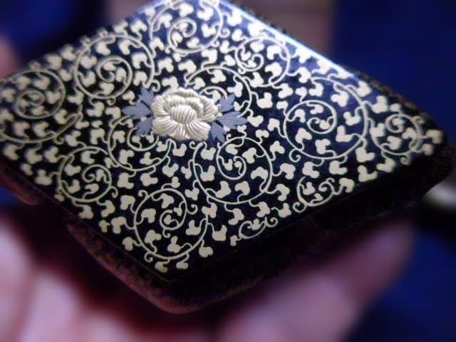 素晴らしい蒔絵と作りの良い菱餅台と木製の菱餅です。アンティークです。