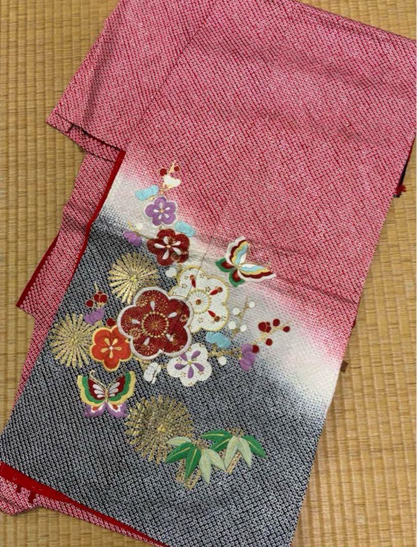 七五三　四ツ身女の子着物　正絹　仮絵羽　赤　豪華絞り　華やか刺繍　蝶　梅