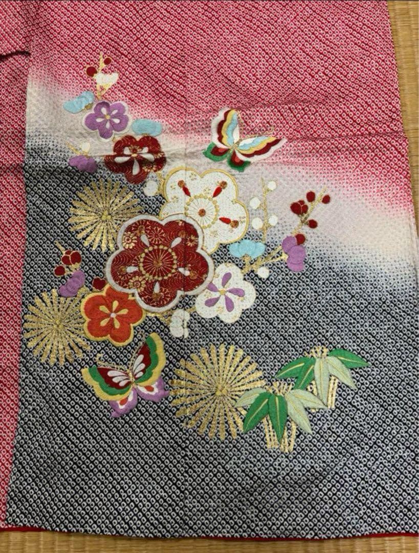 七五三　四ツ身女の子着物　正絹　仮絵羽　赤　豪華絞り　華やか刺繍　蝶　梅