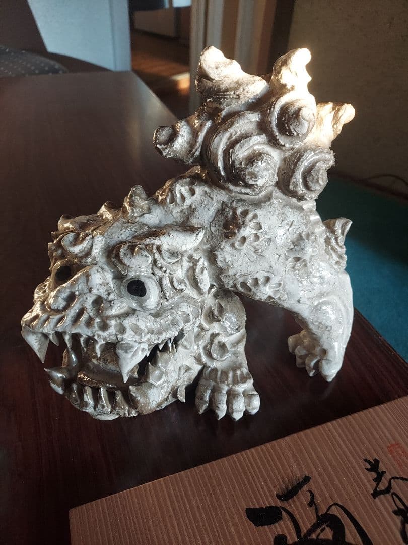 陶器 獅子像 金色と白色の工芸品