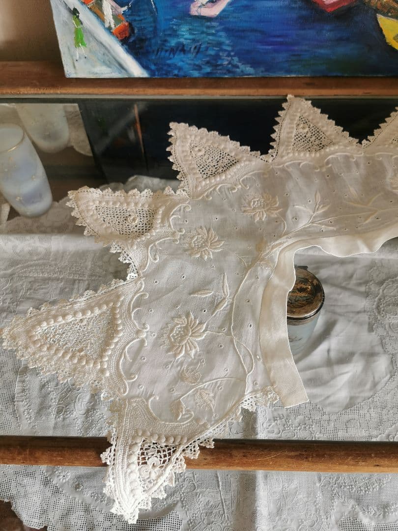アンティークフランス 9片の花弁 アイレット＆薔薇盛上げ刺繍 クロシェ編み付け襟