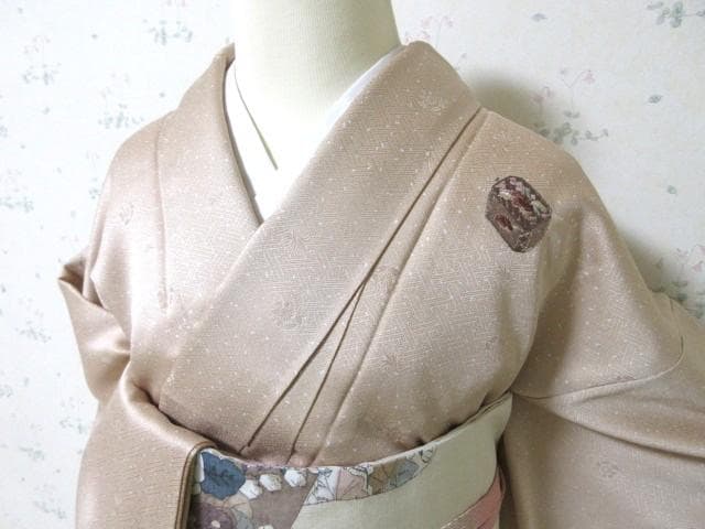 訪問着-美品-刺しゅう・花の宝箱・手絞り柄・ピーチベージュ・７号・正絹　M‐62