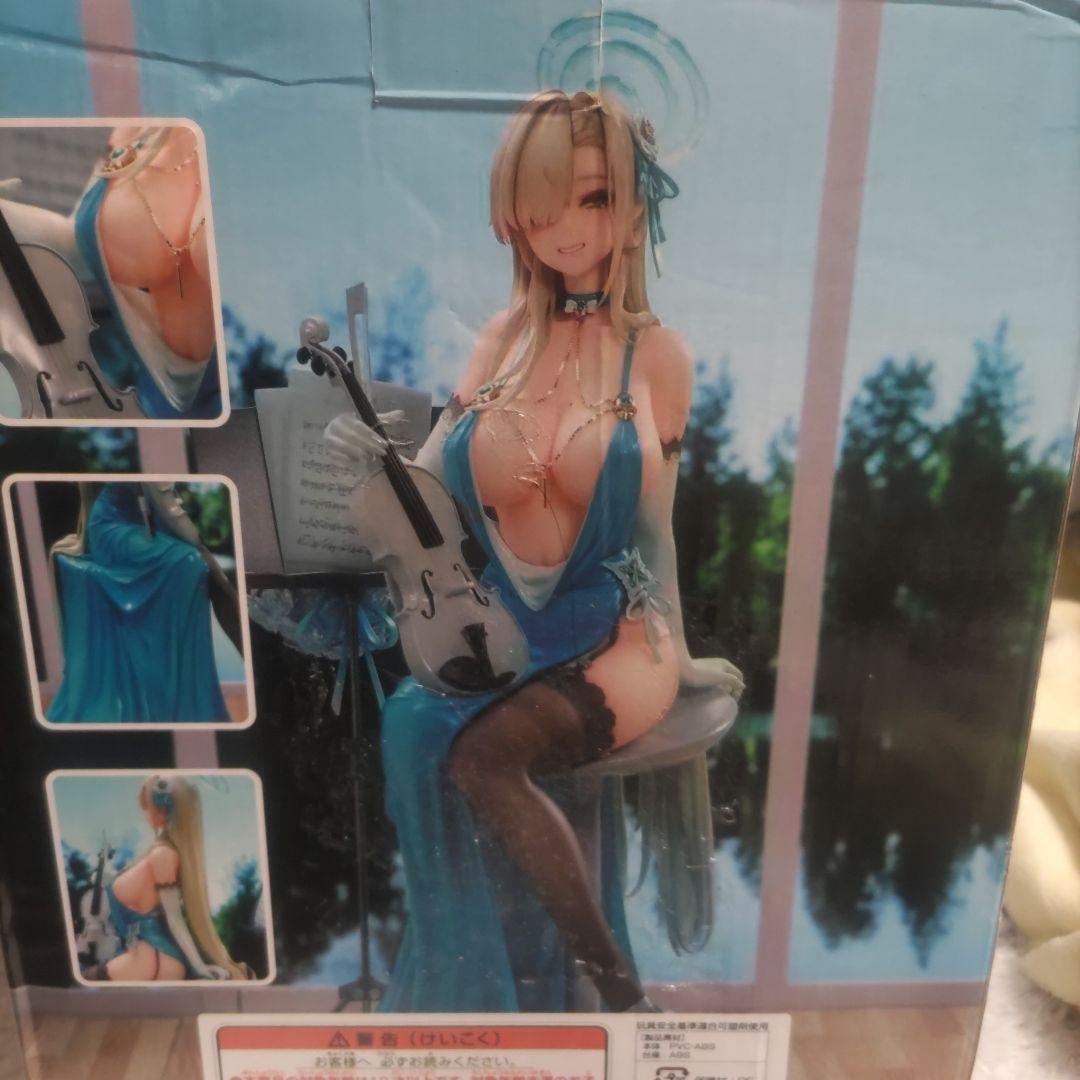 バイオリンを持つセクシーなフィギュア