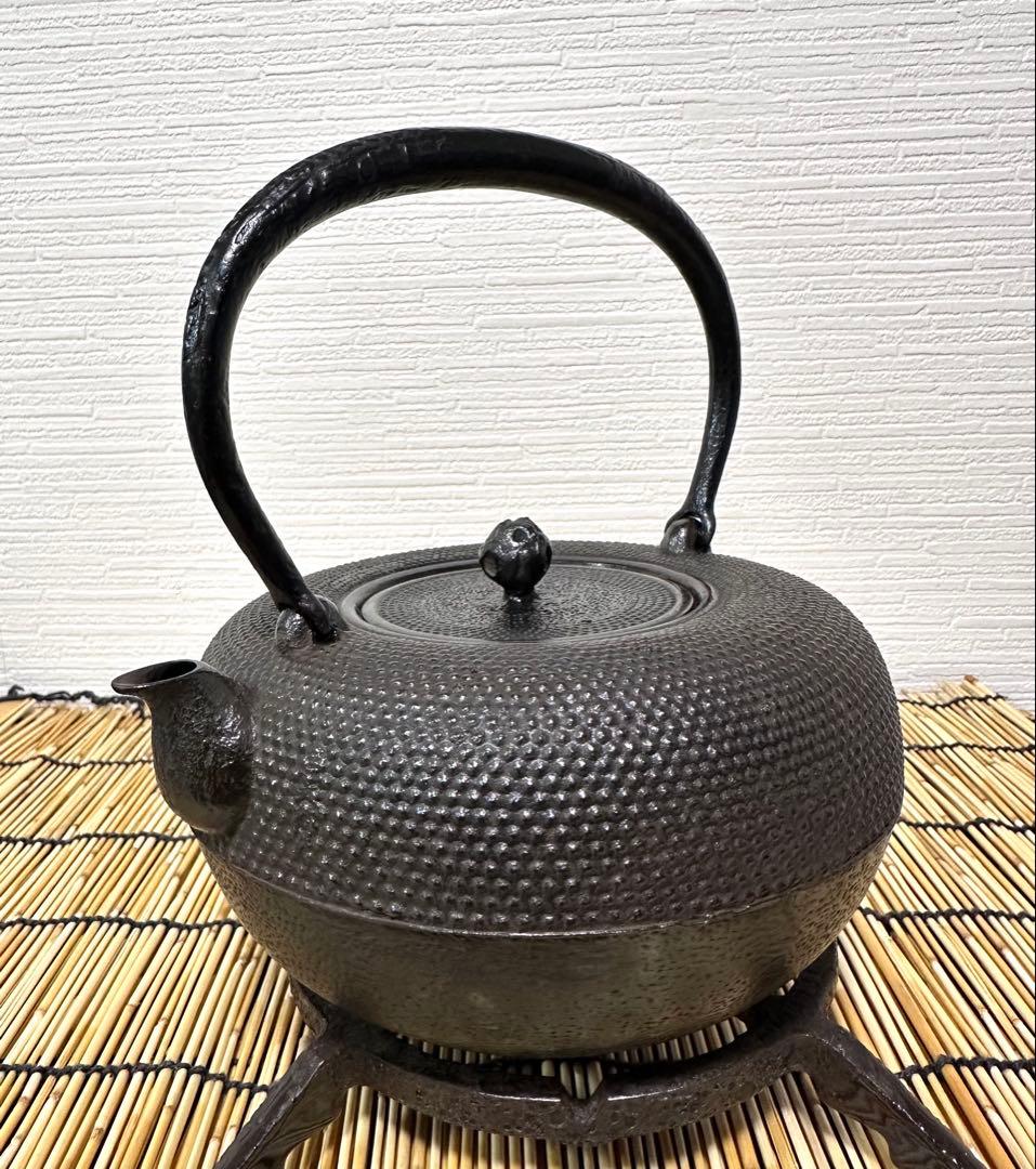 未使用品　南部盛岡東文堂造　１０型姥口アラレ　南部鉄瓶　南部鉄器　鉄瓶