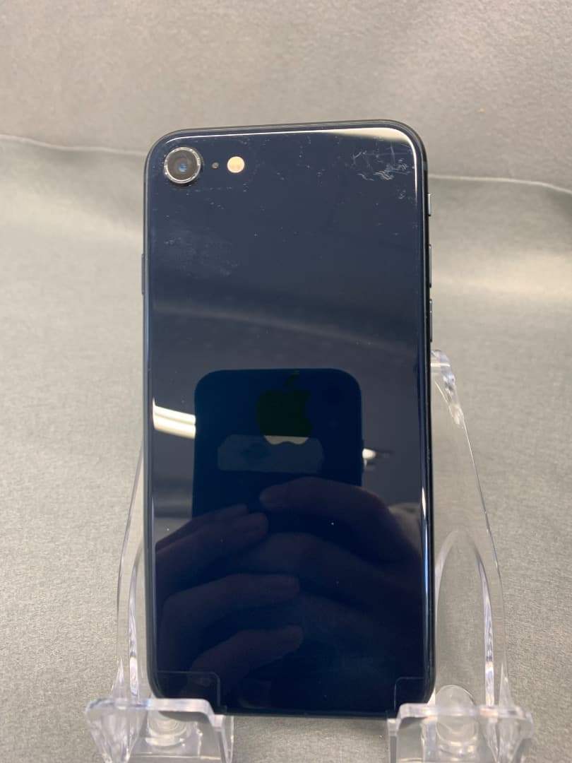 美品　国内版　SIMフリー　iPhoneSE-3 64GB ミットライト色