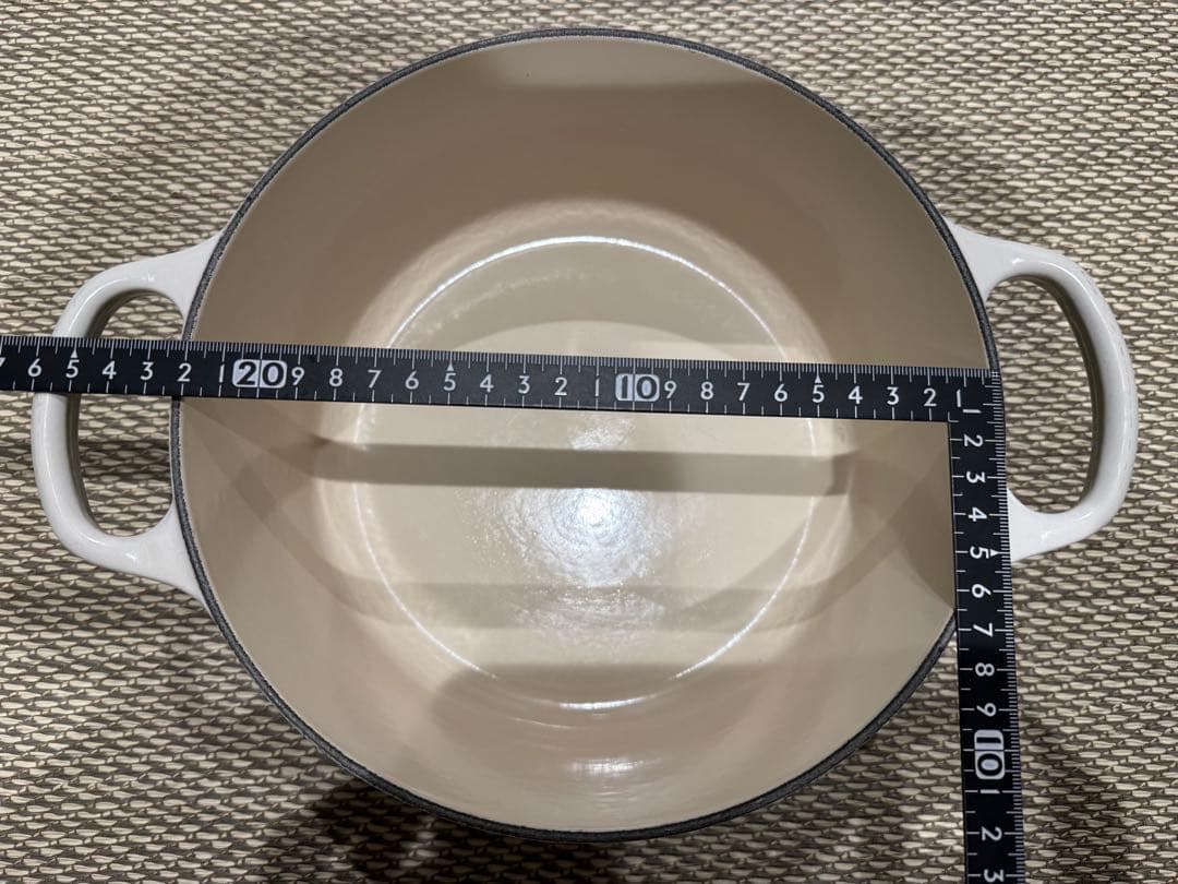 【未使用に近い】ル・クルーゼ ココット・ロンド 22cm 色:メレンゲ
