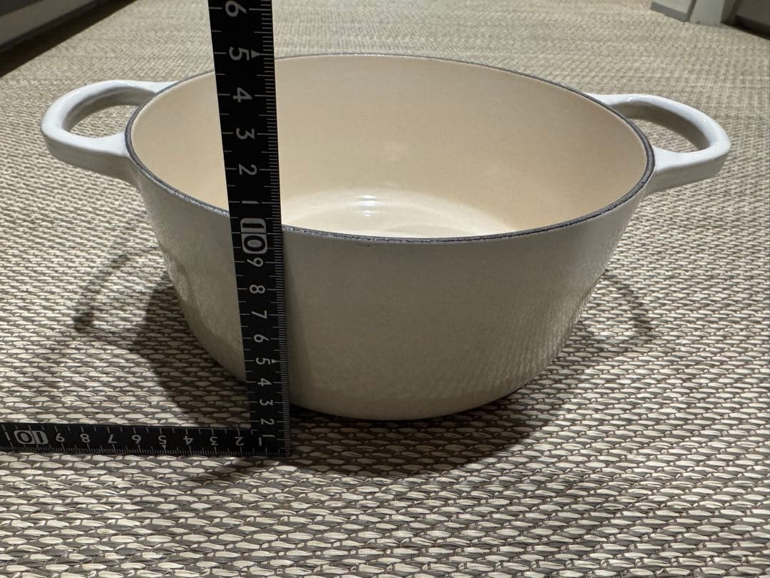 【未使用に近い】ル・クルーゼ ココット・ロンド 22cm 色:メレンゲ