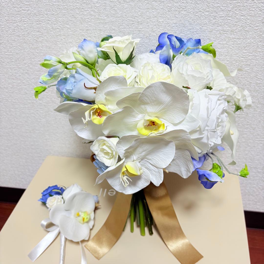 胡蝶蘭と青いお花のウェディングブーケ　アーティフィシャルフラワー　白　青　水色