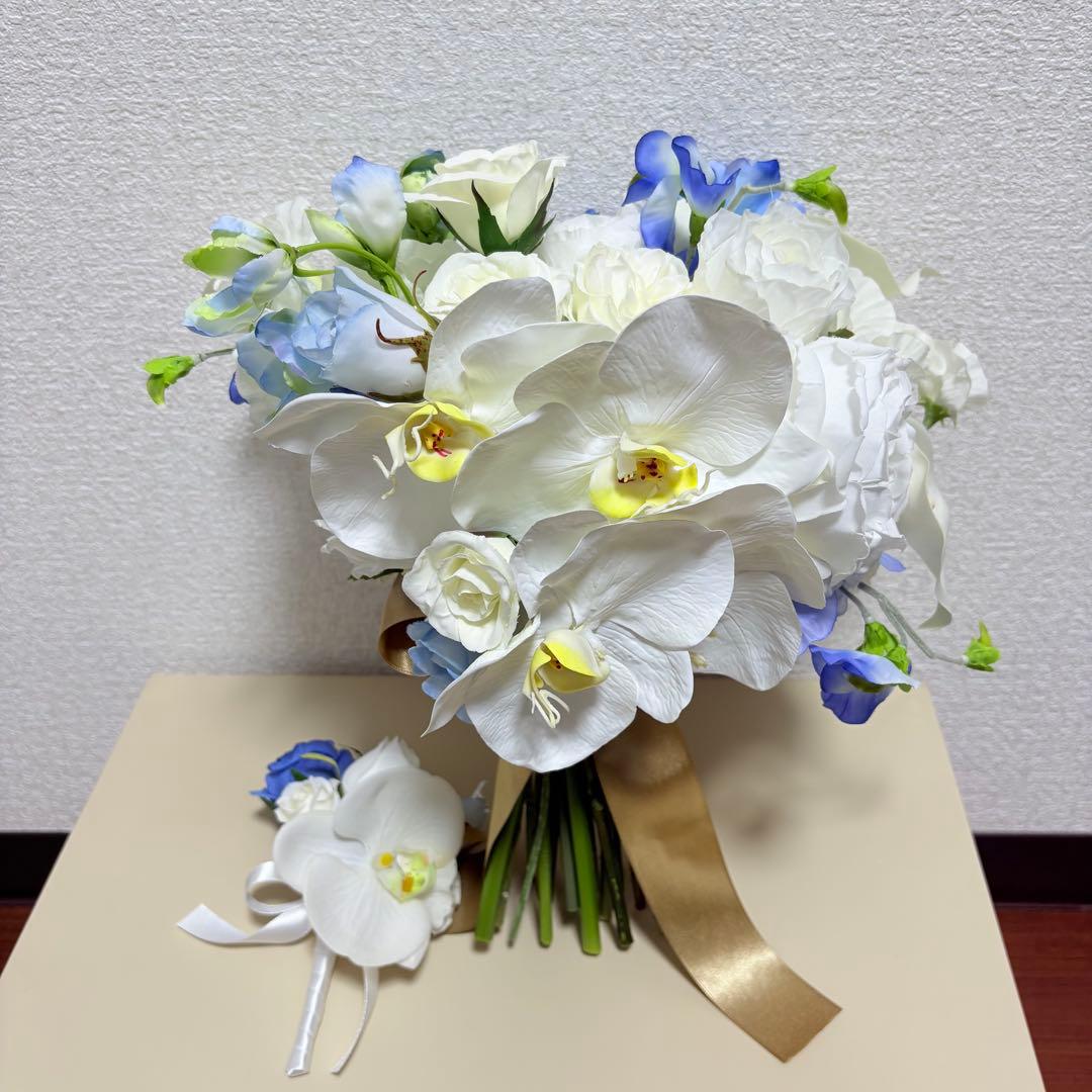 胡蝶蘭と青いお花のウェディングブーケ　アーティフィシャルフラワー　白　青　水色