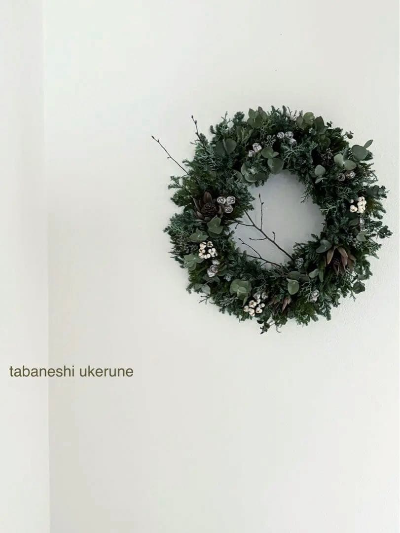 ユーカリと白い実を針葉樹と紡いだ　冬支度を始める大きな　クリスマス　リース