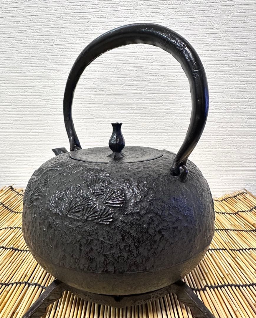 未使用品　付属品付　南部喜州 (及川 喜徳)造　鍛治打袋鉉　１５型　南部鉄瓶