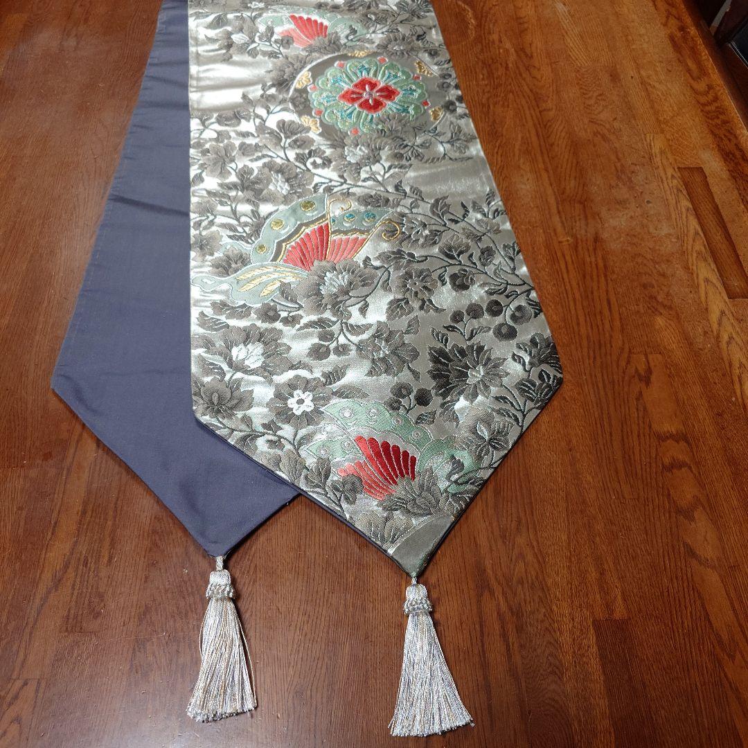 花と蝶の刺繍タッセル付きテーブルセンター200cm シルバー(正絹袋帯リメイク)
