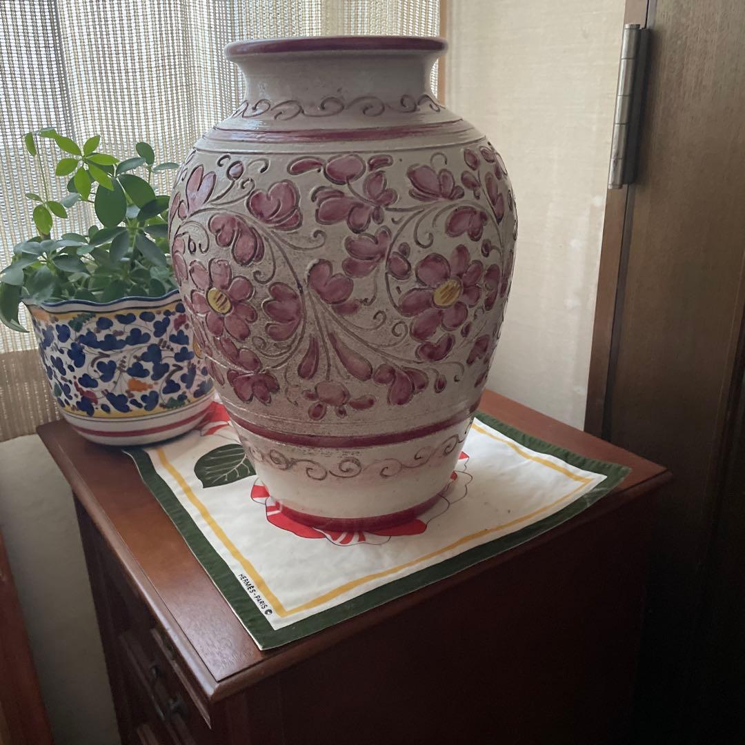 花柄陶器花瓶 高めのデザイン