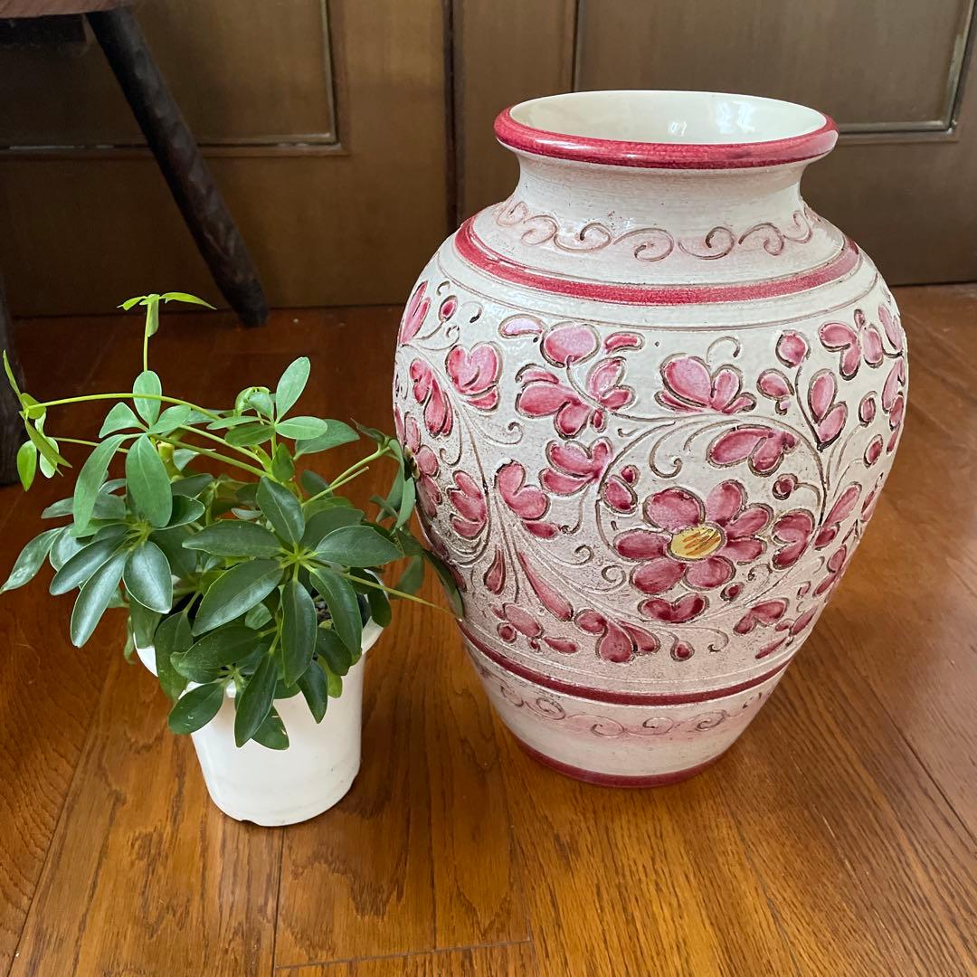 花柄陶器花瓶 高めのデザイン