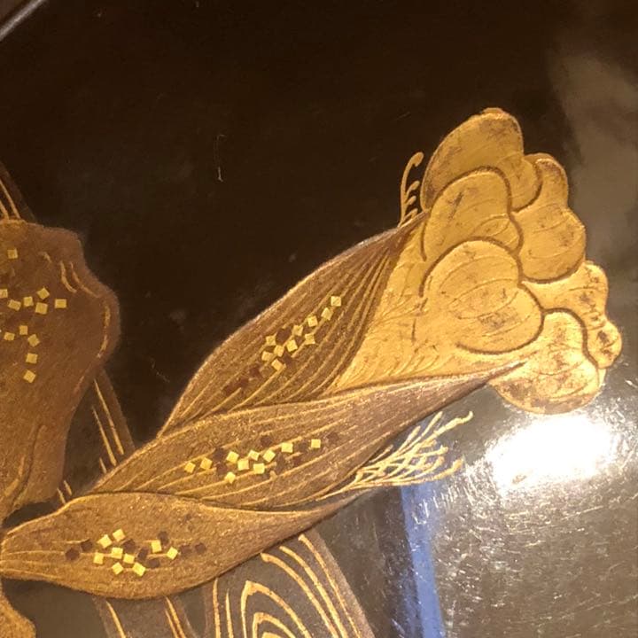 蔵から凄いお品物が出てきました。金で絵ががれた渡鳥と蕗の薹の漆塗り、蒔絵の盃