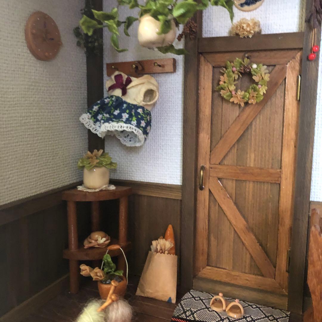 木製ミニチュアドールハウス　(人形付きません)