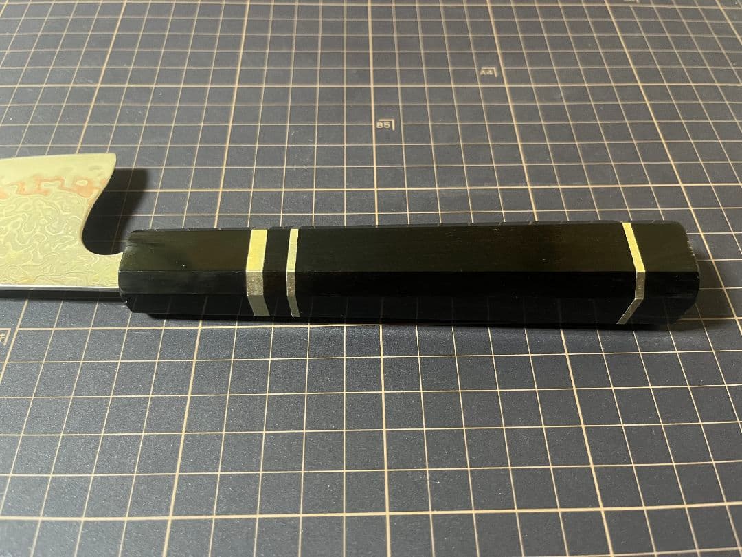 Ｖ金10号 有色 ダマスカス 55層切付牛刀包丁 両水牛三本銀巻八角黒檀柄 包丁