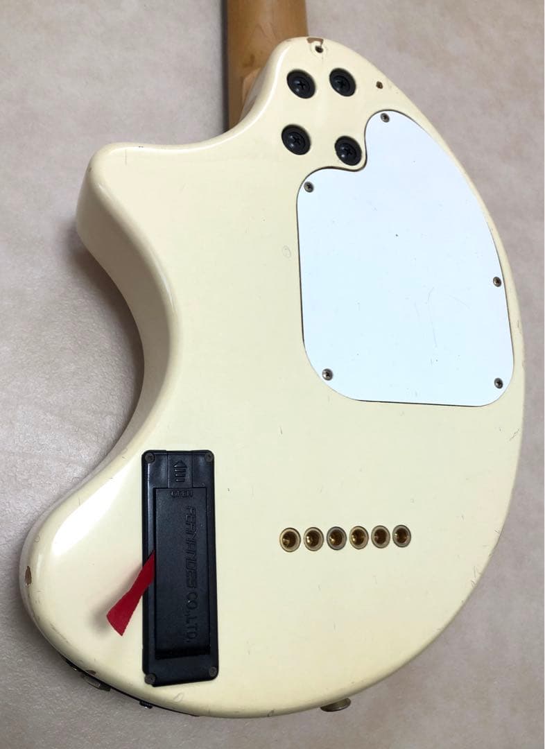 ZO-3C ホワイト アンプ内蔵ミニギター ヘッドフォン端子付き！！
