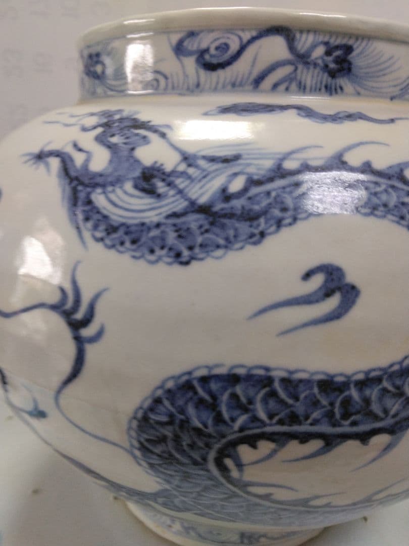 中国美術　青花竜文壺