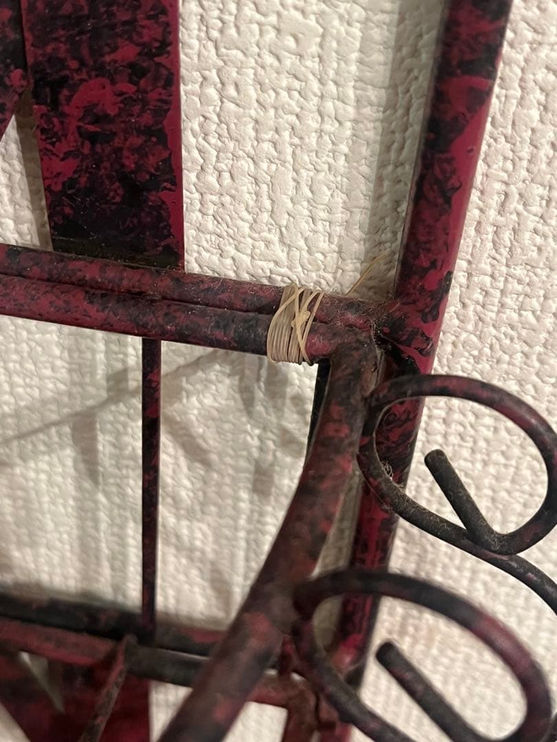 アンティーク ダークレッドの3段壁掛けラック